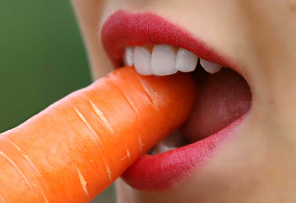 خواص هویج برای سفید کردن دندان