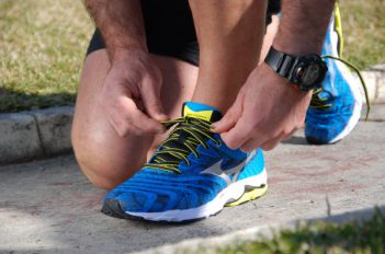 چگونگی بستن بند کفش برای حفاظت از قوزک پا