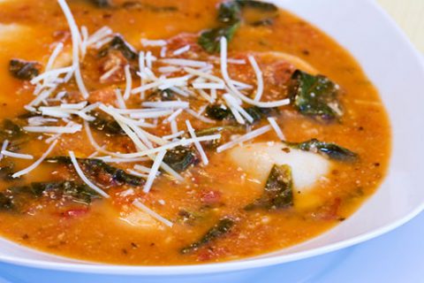 سوپ تورتلینی با اسفناج و گوجه فرنگی