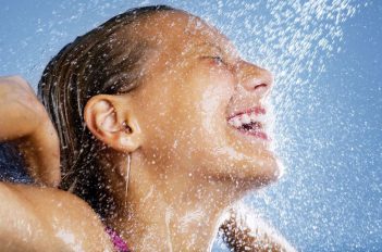 ۵ فایده‌ی جالب توجه برای دوش آب سرد