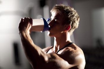 شیک پروتئین وی با شیر بهتر است یا آب